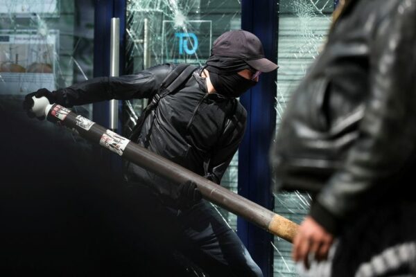 Violence erupts in may day protests in paris, marchers criticise re-elected macron