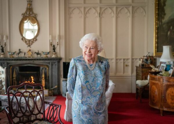 Queen to attend uk jubilee celebrations, but snubs for andrew and harry