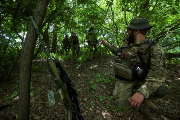 Russian forces edge closer to encircling ukraine troops in east