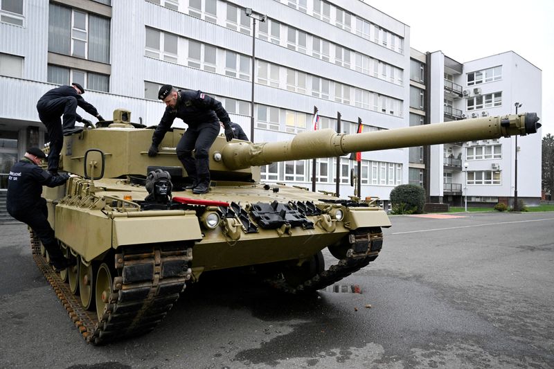 UK says it still wants Ukraine to get German-made tanks
