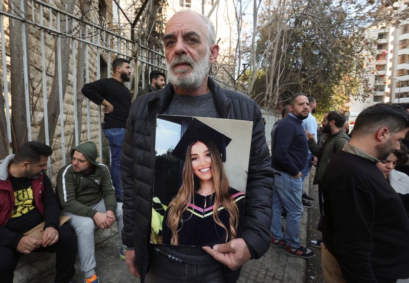 Lebanese elite bury blast probe, pushing fragile state closer to edge