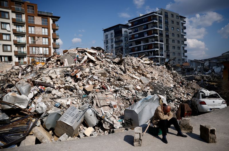 Looting and hygiene worries add to rescuers' burden in Turkey