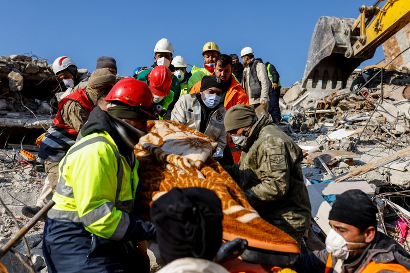 Turkey steps up collapsed buildings investigation, orders 113 arrested