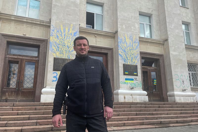 Despite dashed hopes, some in Ukrainian city Kherson refuse to leave
