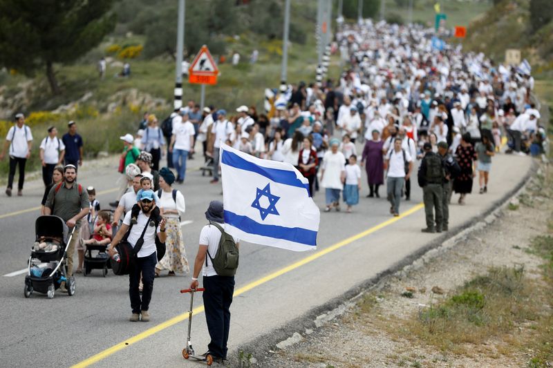 Thousands of Israelis march to illegal West Bank outpost as tensions mount