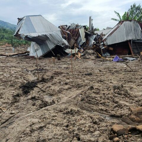 A week after congo floods, volunteers dig through debris for bodies - photo licensed by shore news network.