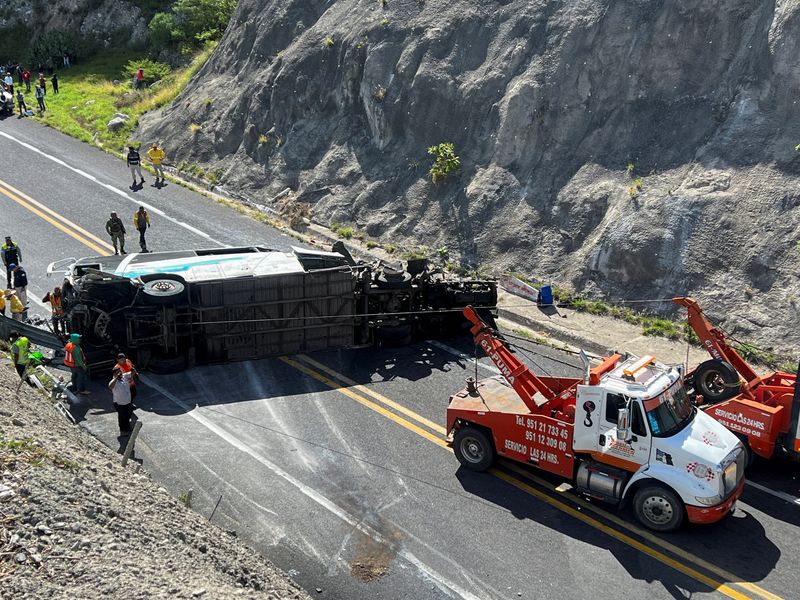 Sixteen people die after bus crashes with trailer in central Mexico
