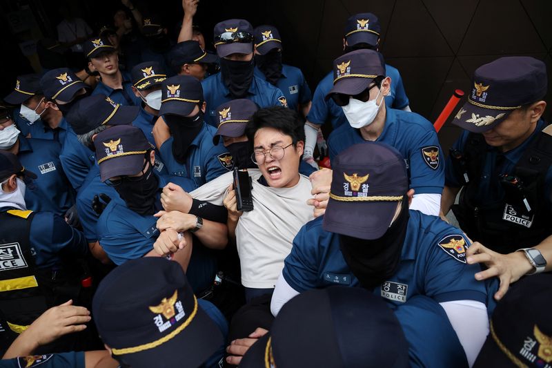 S.Korea police arrest 16 Fukushima protesters targeting Japan embassy
