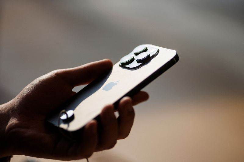 China bans government officials from using iPhones for work - WSJ