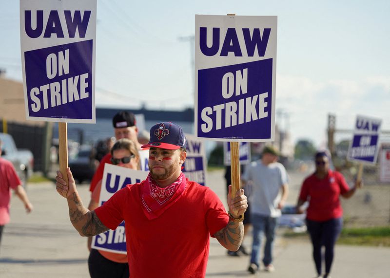 Ford makes new offer in US labor dispute, GM furloughs more workers