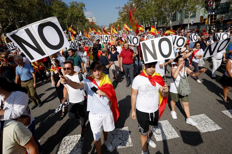 Tens of thousands protest against possible Catalan amnesty deal