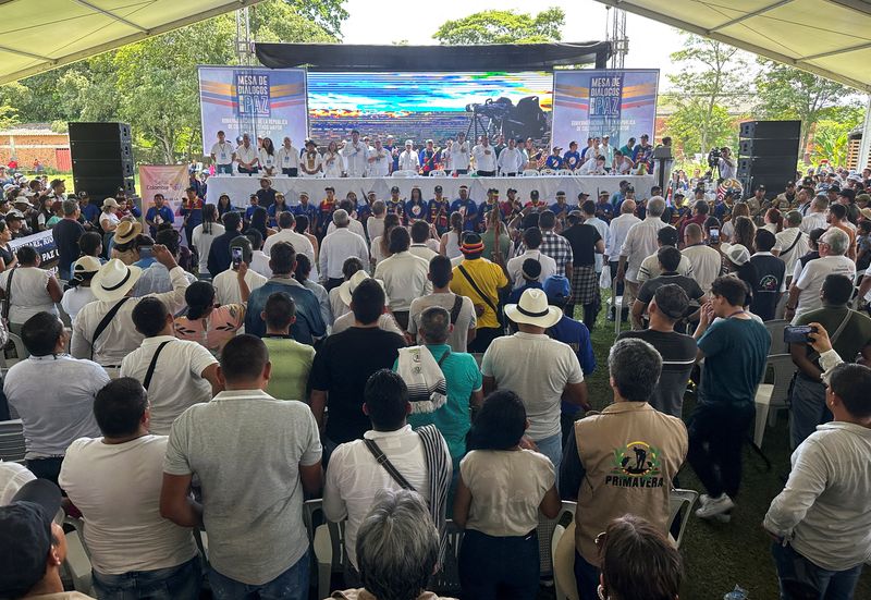 Colombia, EMC armed group begin peace process, suspend offensive actions