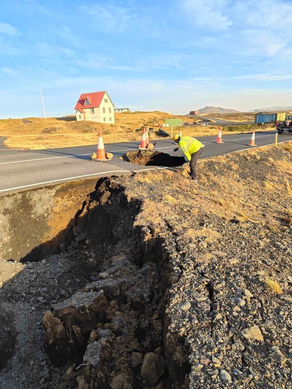 Risk of volcanic eruption in Iceland remains high