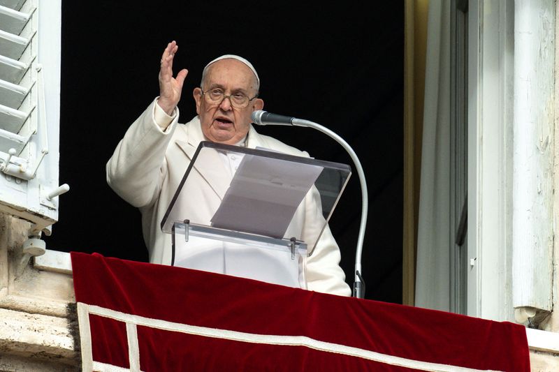 Recovering pope reads prayer from Vatican window, visits Rome church