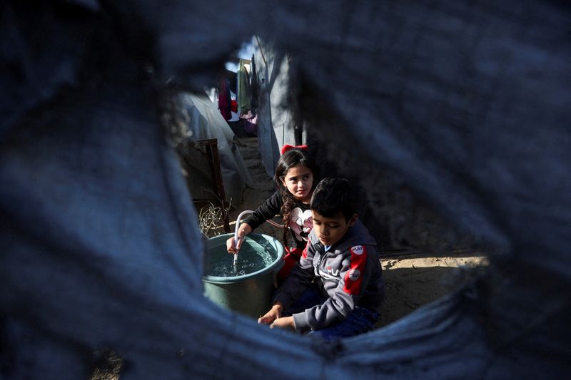 Palestinians starve as Gaza war rages amid fears of exodus into Egypt