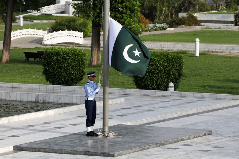 Militant suicide truck attack kills 23 Pakistani soldiers