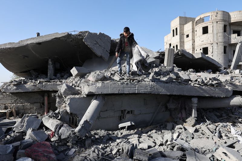 UN pushes for more aid into Gaza, Israel widens offensive
