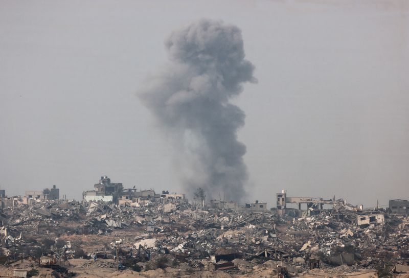 Israel pounds central Gaza, thousands of Palestinians try to escape