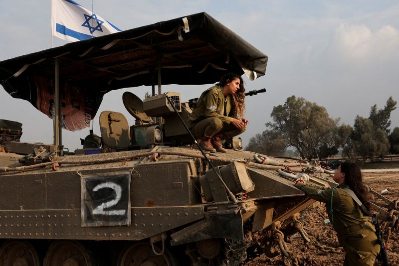 Israeli tanks push deep into central Gaza town, air strike kills 20 in south