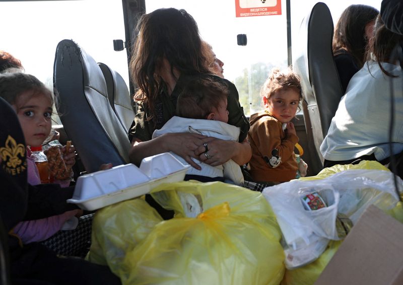 More than 100,000 refugees arrive in Armenia as exodus swells