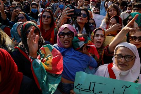 Pakistan's Khan-backed independents lead in final poll count
