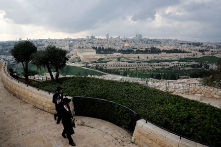 Israel to bar some Muslim citizens from Jerusalem mosque in Ramadan