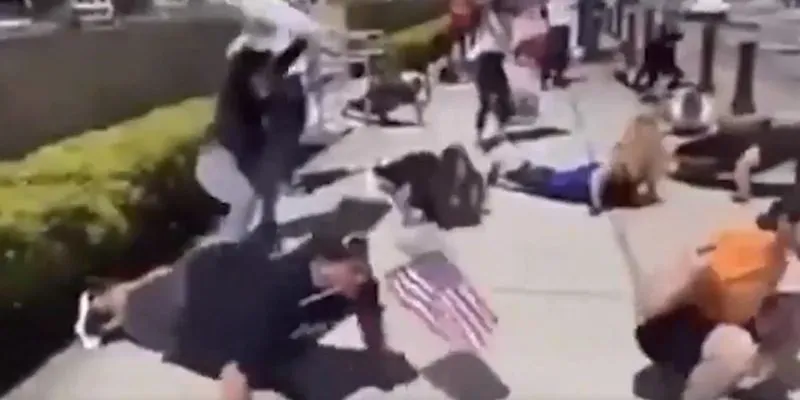 Florida Protesters Work Out In Public to Protest Gym Closures Florida Protesters Work Out In Public to Protest Gym Closures
