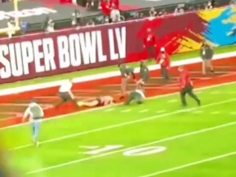 Watch: fan on field during Super Bowl LV absolutely crushed by Sheriff's deputies at the goal line Watch: fan on field during Super Bowl LV absolutely crushed by Sheriff's deputies at the goal line