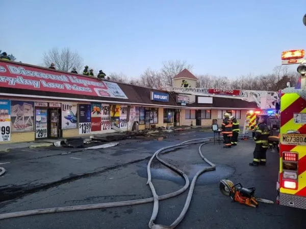Fire damages Lakewood Pizzeria, Liquor Store, Daycare Center Fire damages Lakewood Pizzeria, Liquor Store, Daycare Center