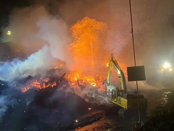 Volcano-like fire lights up the sky at Monmouth County Recycling Plant Volcano-like fire lights up the sky at Monmouth County Recycling Plant