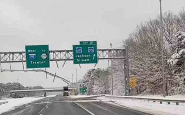WATCH: NJ DOT salt spreader slams into highway roadsign on I-95 in Jackson WATCH: NJ DOT salt spreader slams into highway roadsign on I-95 in Jackson