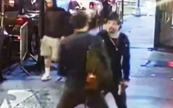 42-Year-Old Robbed of Cellphone at Gunpoint in Manhattan 42-Year-Old Robbed of Cellphone at Gunpoint in Manhattan
