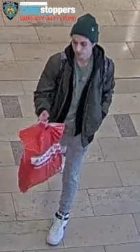 Police searching for serial groper targeting female workers at Staten Island Mall 725 23 Forcible Touching Pattern 121 Pct Photo Of Male