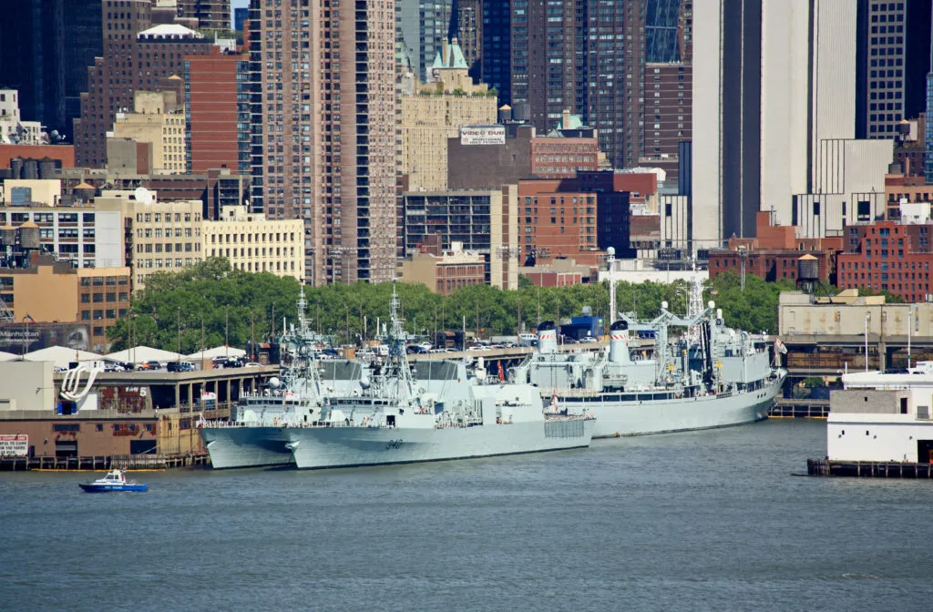 Two Disc Shaped aircraft spotted flying over Manhattan escorted by F-18 fighters Two Disc Shaped aircraft spotted flying over Manhattan escorted by F-18 fighters