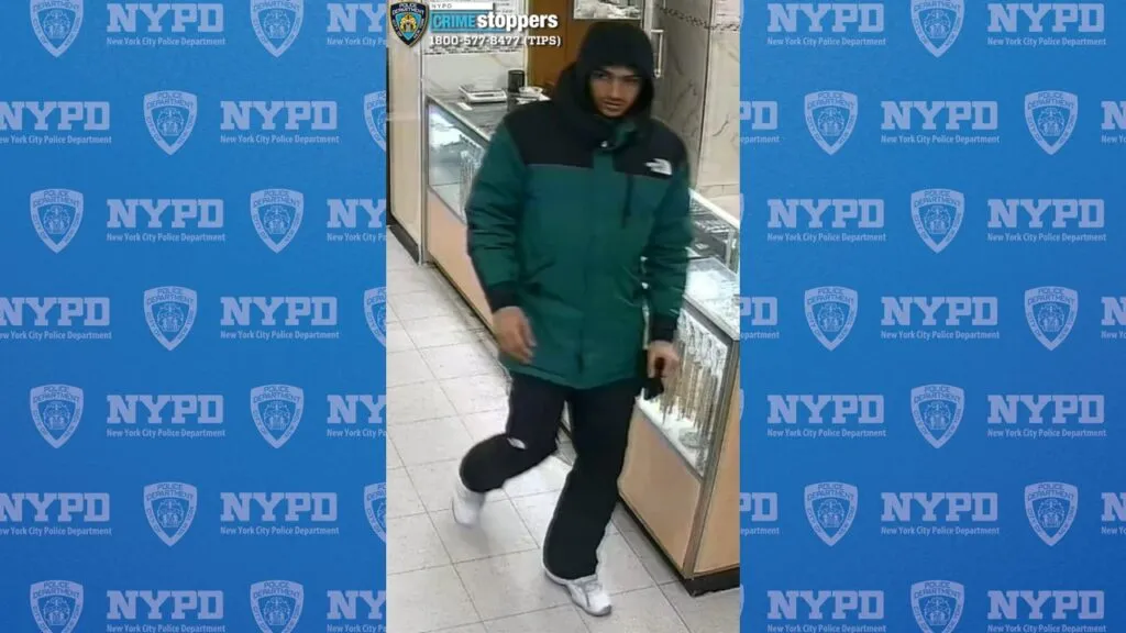 Thief snatches bag with two Rolex watches in Midtown Manhattan heist Thief snatches bag with two Rolex watches in Midtown Manhattan heist