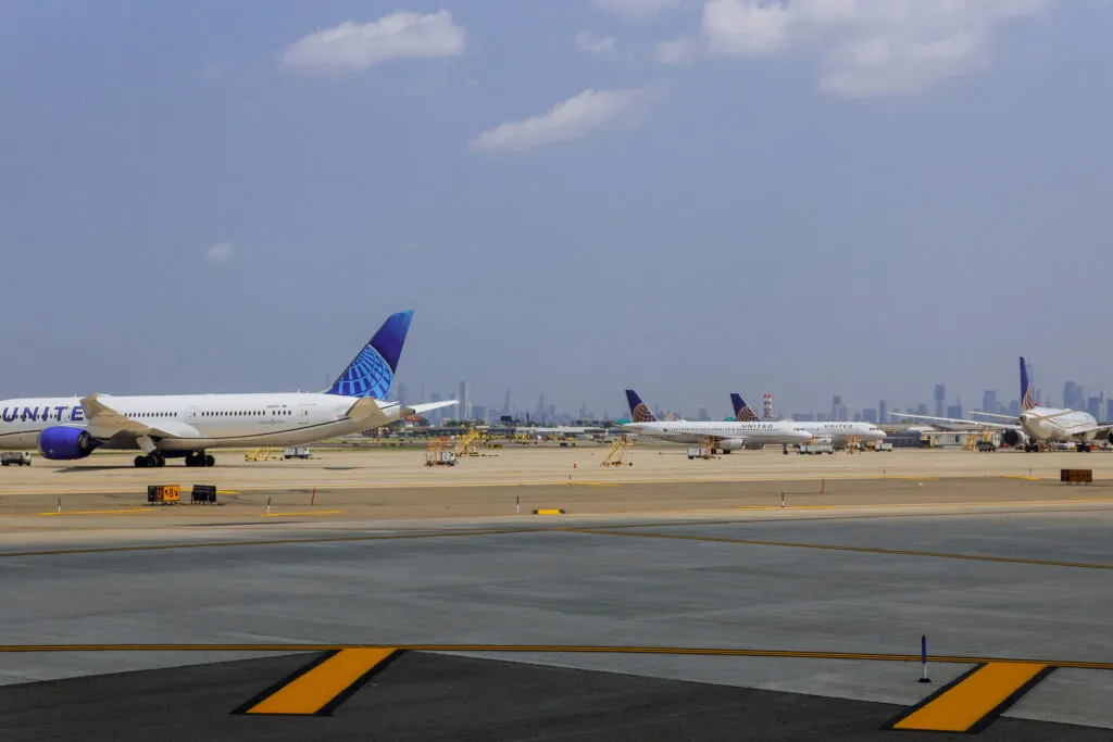 New Jersey Air Traffic Controllers Walk Out to Protest Years of Mismanagement New Jersey Air Traffic Controllers Walk Out to Protest Years of Mismanagement