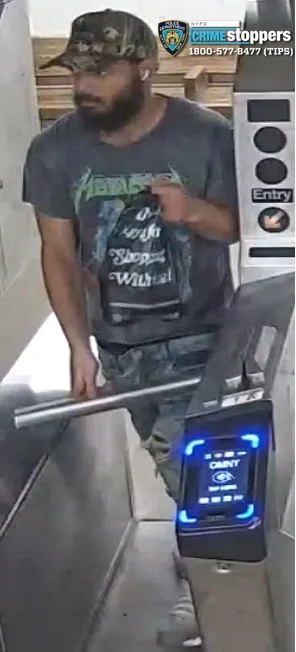 Teen robbed at knifepoint on F train in Brooklyn Teen robbed at knifepoint on F train in Brooklyn