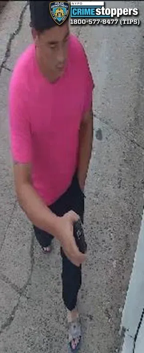 Police search for suspect who stole phones from employee during dispute at Queens business Police search for suspect who stole phones from employee during dispute at Queens business